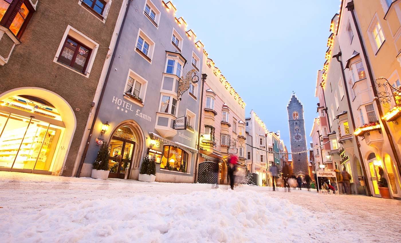 Winterliche Ausfnahme von der Altstadt von Sterzing mit dem Hotel Lamm bei schneebedeckten Wegen