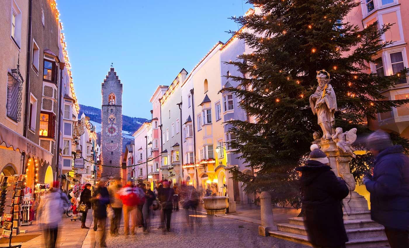 Weihnachtsstimmung in der Altstadt von Sterzing, dekorativ beleuchtet bei Abend