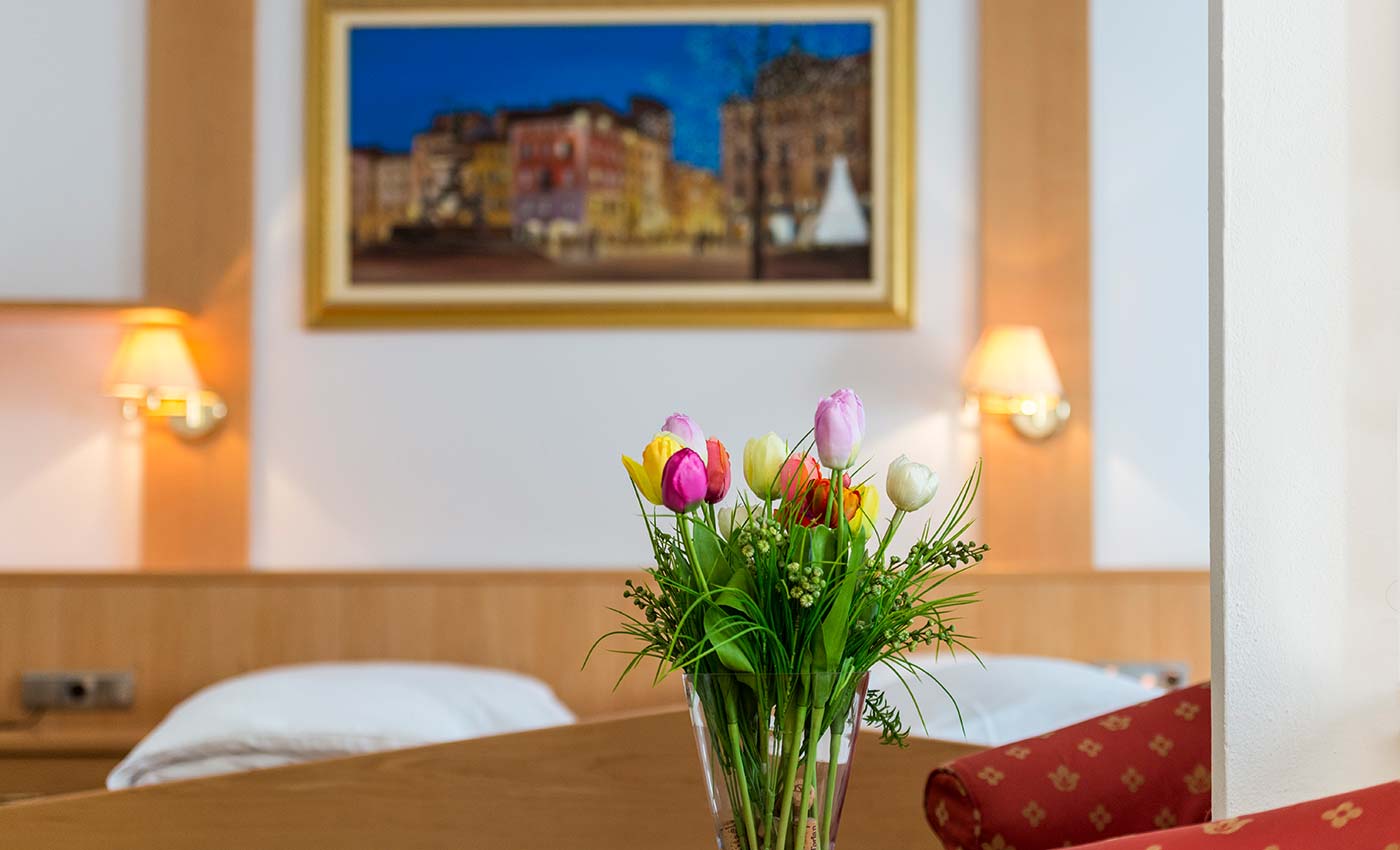 Particolare di un vaso di fiori all'interno di una stanza dell'Hotel Lamm